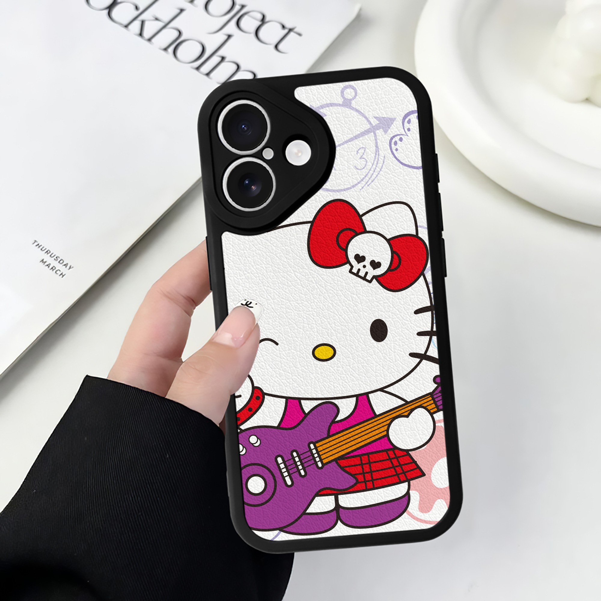 （画像用） Hello Kitty ハローキティ 【iPhone 16シリーズ対応】シリコンスマホケース（レザー調） 材質：シリコン